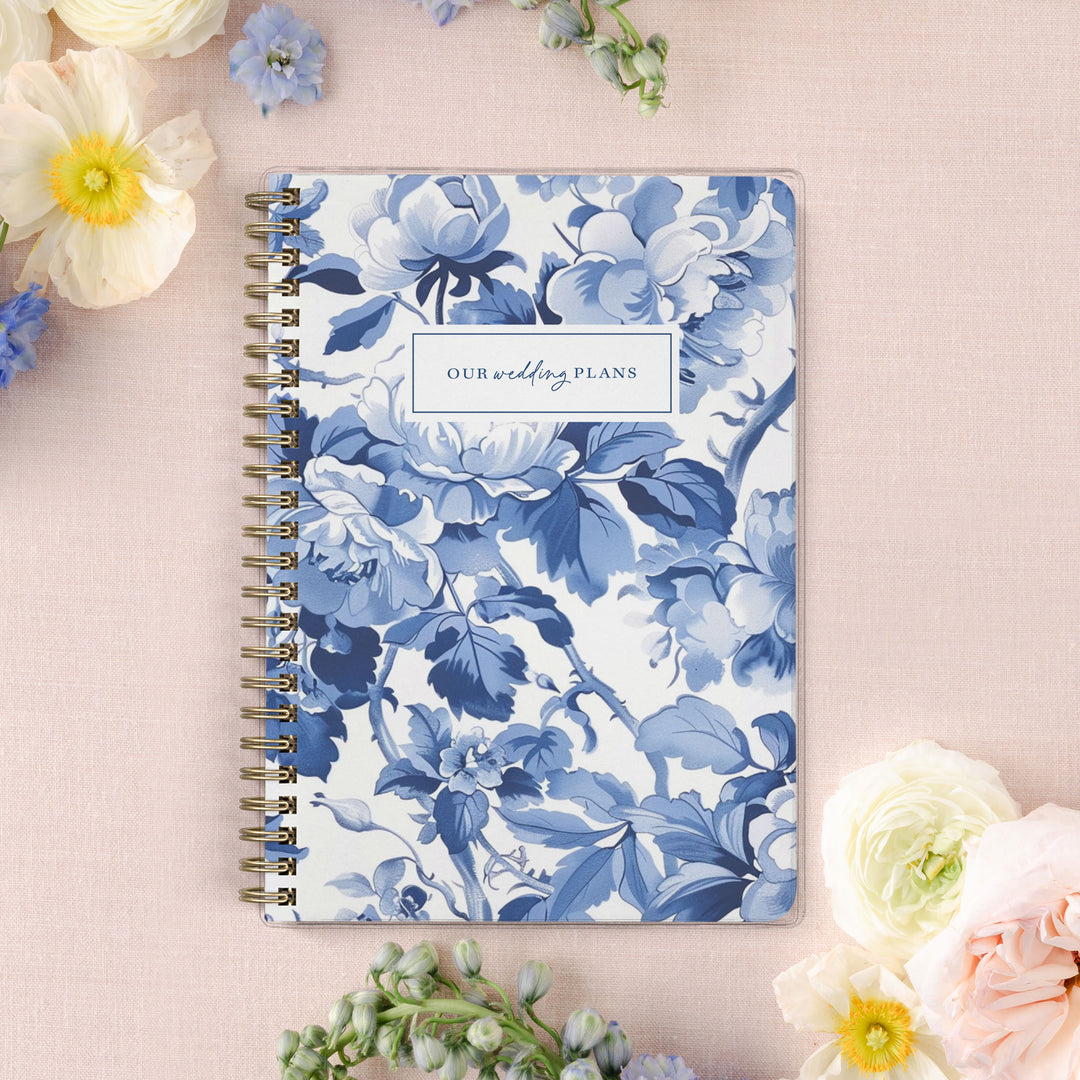 Mini planner bermotif floral biru untuk pernikahan intim